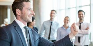 Con este contenido de curso profesional el alumnado trabajará el concepto de liderazgo desde una perspectiva personal y por equipos, abarcando la comprensión de los procesos de cambio, los estilos de liderazgo, las barreras limitadoras en el desarrollo personal y en contraposición las actitudes mentales potenciadoras, la elaboración de un nuevo mapa de liderazgo, así como la eliminación de barreras en los equipos, los roles que se desarrollan, las habilidades comunicativas y los planes de acción.