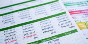 Con este contenido de curso profesional el alumno aprenderá a manejar Excel en su versión avanzada, abarcando los tipos de gráficos, sus novedades y formas, las funciones avanzadas de búsqueda, texto, estadísticas, etc., la diferencia entre tablas y listas, así como las herramientas de análisis y macros.