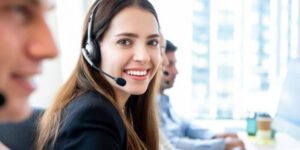Con este contenido de curso profesional el alumno aprenderá a vender por teléfono abarcando aspectos como los elementos específicos de la comunicación telefónica, la estructura y fases de una conversación telefónica, el uso de la voz, las preguntas que se deben realizar y las expresiones a evitar, así como a realizar el diseño de un Guión de Venta y conocer los elementos necesarios para liderar la conversación.
