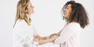 Con este contenido de curso profesional el alumno conocerá los conceptos de escucha activa y de empatía, en ambos casos abarcando aspectos como los beneficios en las relaciones interpersonales, tanto en el contexto personal como en el laboral, así como las herramientas para llevar a cabo el desarrollo de ambas y los beneficios de su práctica.