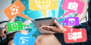 Con este contenido de curso profesional el alumno aprenderá el concepto de la transformación digital, abarcando aspectos como las metodologías ágiles, la disminución de los riesgos y mejoraras del rendimiento de las personas en la transformación de las organizaciones, así como a elaborar un plan de transformación.