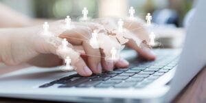 Con este contenido de curso profesional el alumno aprenderá conceptos principales de la transformación digital, abarcando aspectos como las técnicas para conocer al cliente, la disminución de los riesgos y mejoraras del rendimiento de las personas en la transformación de las organizaciones, así como a elaborar un plan de transformación.