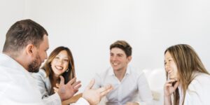 Entender, entrenar y desarrollar habilidades comunicativas para disfrutar de una buena conversación.