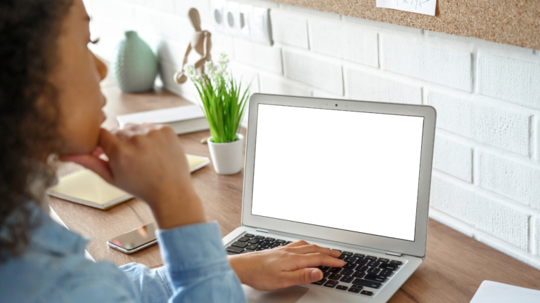 Los cambios que se han venido dando a través de los años con la llegada del Internet y su fácil accesibilidad han permitido que la educación vaya evolucionando a pasos agigantados, dando la posibilidad a muchas personas de formarse con los cursos virtuales a la medida, no importando la distancia y con una mayor flexibilidad en cuanto a los horarios.